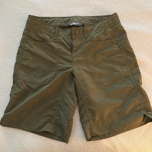 The North Face Horizon II roll-up shorts, size 2 - Picture 3 of 3